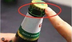 Nắp chai bia có một điểm nhỏ, cứ nhắm vào đấy mà bật nắp, không cần dùng dụng cụ phức tạp