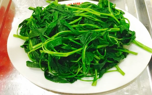 Luộc rau muống đừng vội thả ngay vào nồi: Cho thứ này vào trước rau mới xanh giòn, không sợ thâm đen