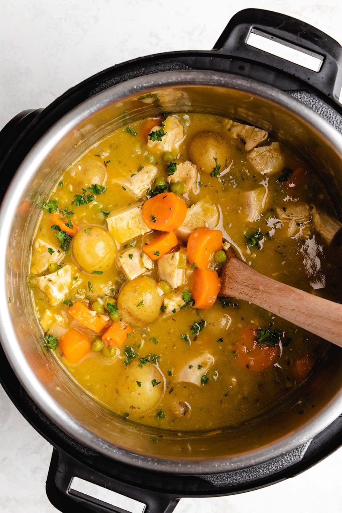 Hướng dẫn cách làm gà hầm khoai tây thơm ngon, bổ dưỡng nhân ngày mưa