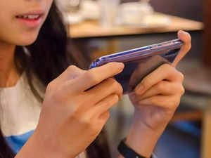 Dấu hiệu nhận biết cho thấy trẻ nghiện điện thoại thông minh