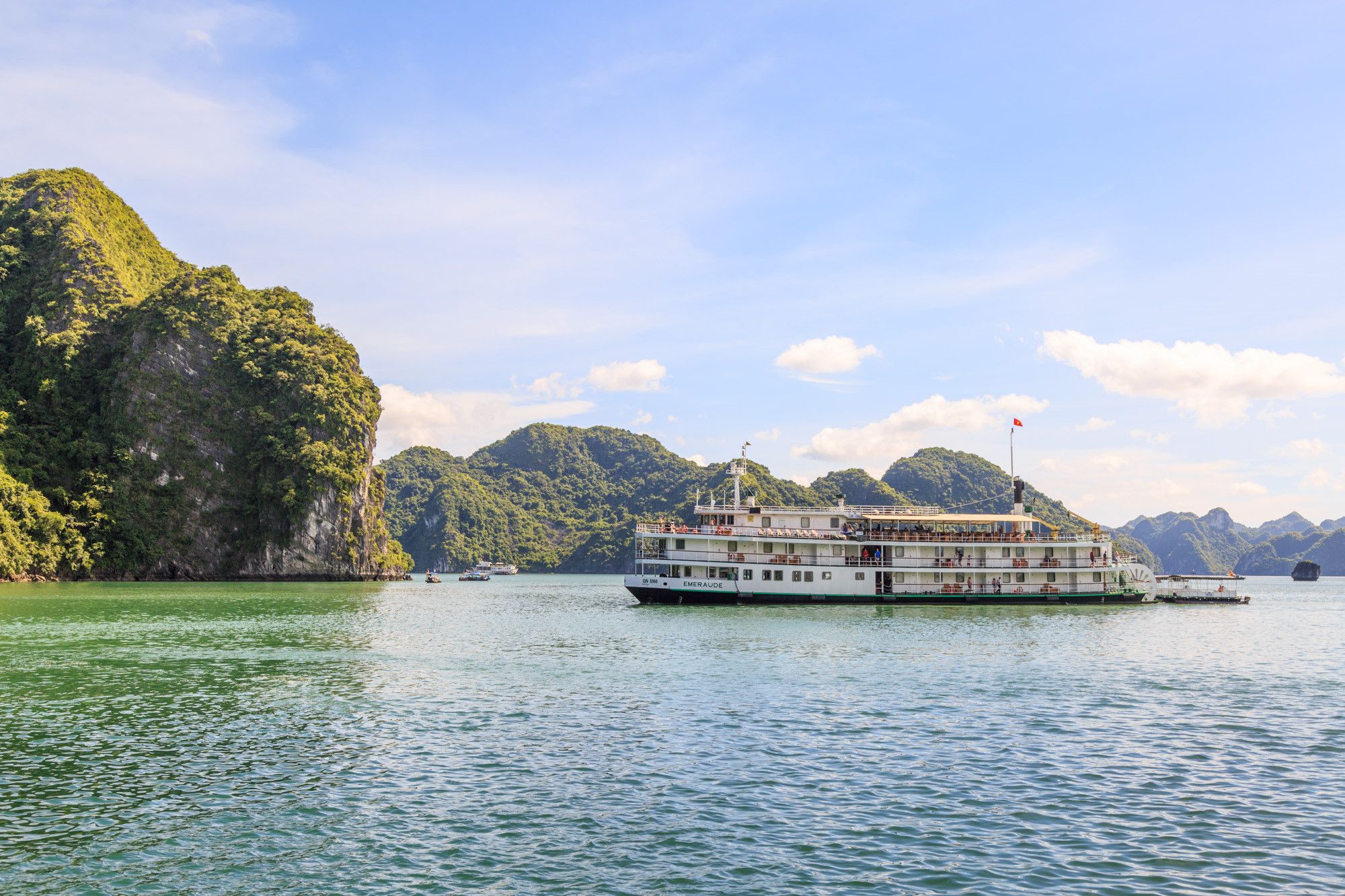 Trải nghiệm đi du thuyền cao cấp, ngắm cảnh vịnh Hạ Long đẹp như tranh