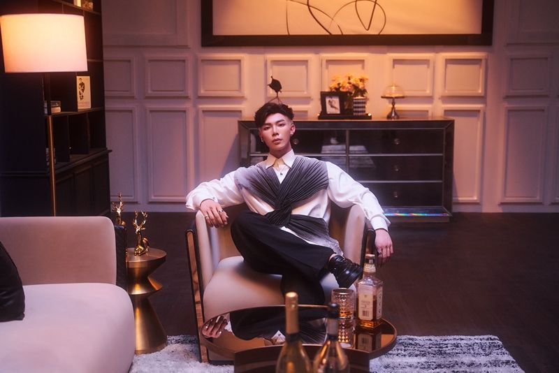 Erik khiến khán giả trầm trồ với màn lột xác trong “Người lạ trong danh bạ”